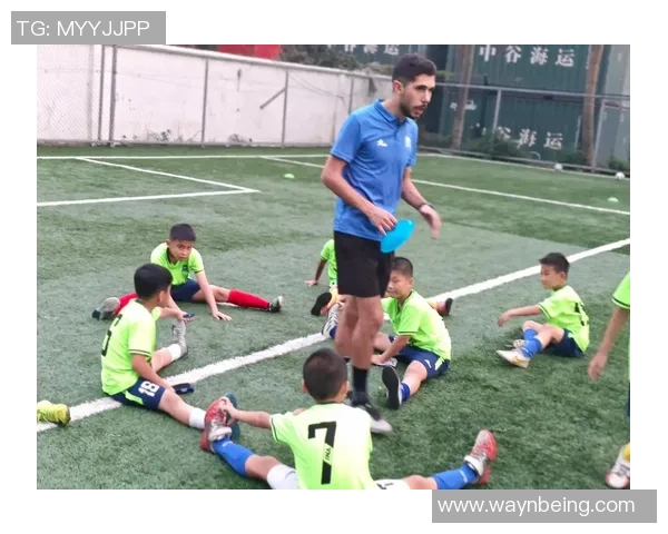 足球巨星幕后生活揭秘：训练场上不为人知的日常与私人时刻