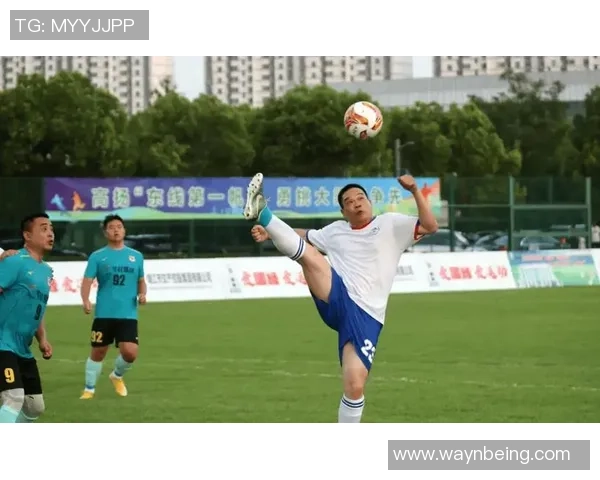 震撼瞬间巨星全力怒射足球划破长空点燃全场激情